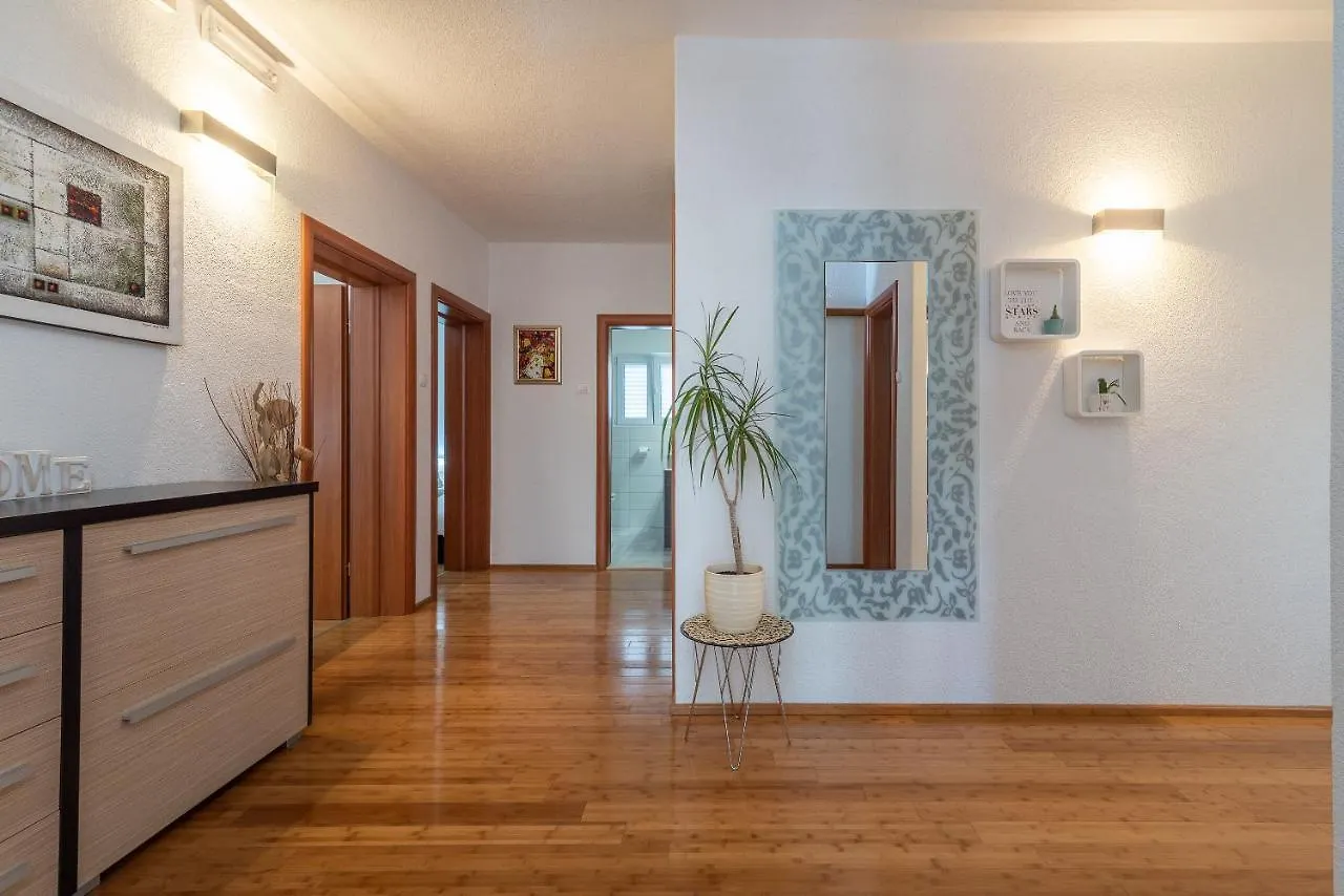 Apartments Fani Trogir